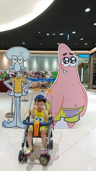 夢時代：高雄夢時代~海綿寶寶FUN暑假~鳳梨屋.蟹堡王球池.跳跳水母田.泡芙阿姨駕訓班~真是太好玩了~