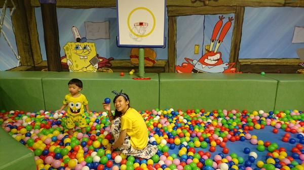 夢時代：高雄夢時代~海綿寶寶FUN暑假~鳳梨屋.蟹堡王球池.跳跳水母田.泡芙阿姨駕訓班~真是太好玩了~
