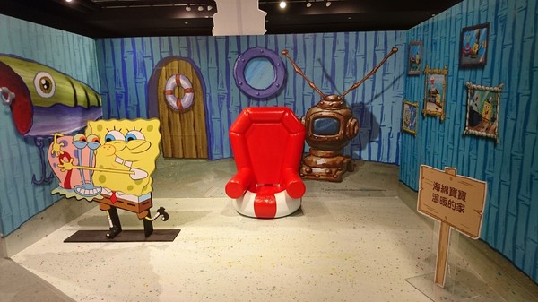 夢時代：高雄夢時代~海綿寶寶FUN暑假~鳳梨屋.蟹堡王球池.跳跳水母田.泡芙阿姨駕訓班~真是太好玩了~