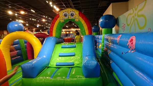 夢時代：高雄夢時代~海綿寶寶FUN暑假~鳳梨屋.蟹堡王球池.跳跳水母田.泡芙阿姨駕訓班~真是太好玩了~