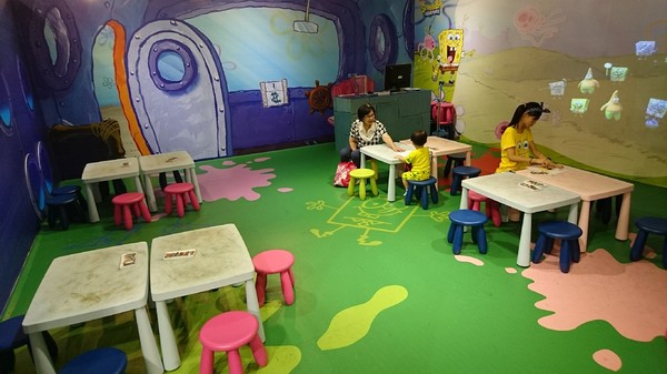 夢時代：高雄夢時代~海綿寶寶FUN暑假~鳳梨屋.蟹堡王球池.跳跳水母田.泡芙阿姨駕訓班~真是太好玩了~