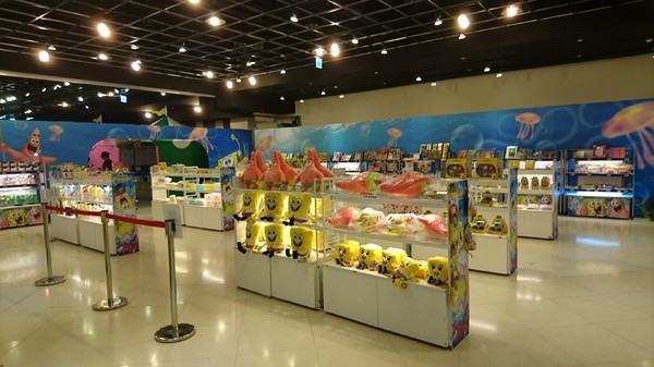 夢時代：高雄夢時代~海綿寶寶FUN暑假~鳳梨屋.蟹堡王球池.跳跳水母田.泡芙阿姨駕訓班~真是太好玩了~