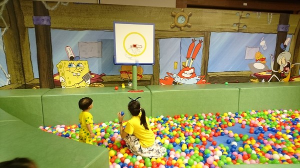 夢時代：高雄夢時代~海綿寶寶FUN暑假~鳳梨屋.蟹堡王球池.跳跳水母田.泡芙阿姨駕訓班~真是太好玩了~