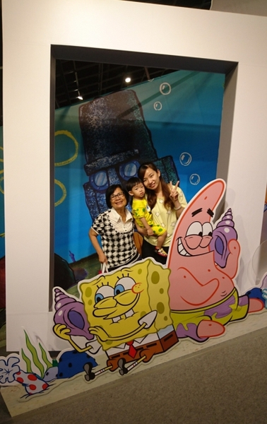 夢時代：高雄夢時代~海綿寶寶FUN暑假~鳳梨屋.蟹堡王球池.跳跳水母田.泡芙阿姨駕訓班~真是太好玩了~