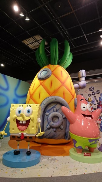 夢時代：高雄夢時代~海綿寶寶FUN暑假~鳳梨屋.蟹堡王球池.跳跳水母田.泡芙阿姨駕訓班~真是太好玩了~