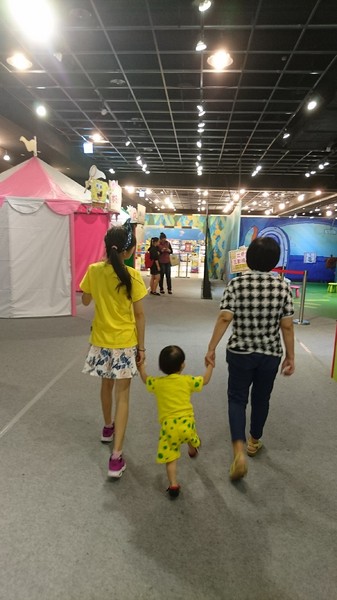 夢時代：高雄夢時代~海綿寶寶FUN暑假~鳳梨屋.蟹堡王球池.跳跳水母田.泡芙阿姨駕訓班~真是太好玩了~