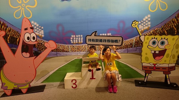 夢時代：高雄夢時代~海綿寶寶FUN暑假~鳳梨屋.蟹堡王球池.跳跳水母田.泡芙阿姨駕訓班~真是太好玩了~