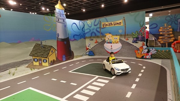 夢時代：高雄夢時代~海綿寶寶FUN暑假~鳳梨屋.蟹堡王球池.跳跳水母田.泡芙阿姨駕訓班~真是太好玩了~