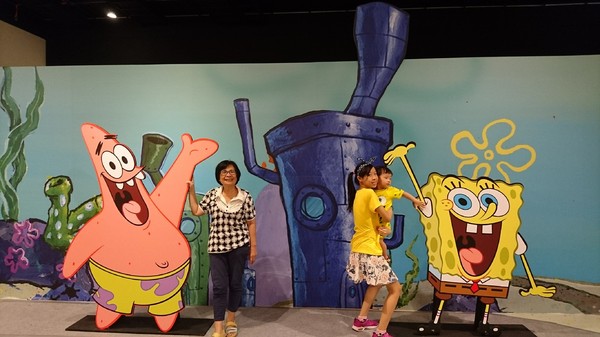 夢時代：高雄夢時代~海綿寶寶FUN暑假~鳳梨屋.蟹堡王球池.跳跳水母田.泡芙阿姨駕訓班~真是太好玩了~