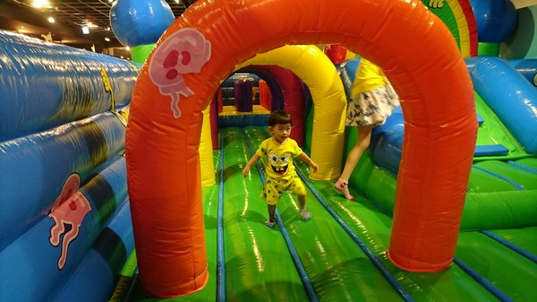 夢時代：高雄夢時代~海綿寶寶FUN暑假~鳳梨屋.蟹堡王球池.跳跳水母田.泡芙阿姨駕訓班~真是太好玩了~