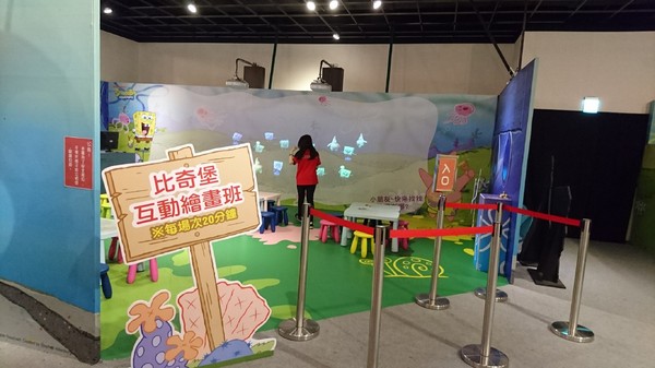 夢時代：高雄夢時代~海綿寶寶FUN暑假~鳳梨屋.蟹堡王球池.跳跳水母田.泡芙阿姨駕訓班~真是太好玩了~