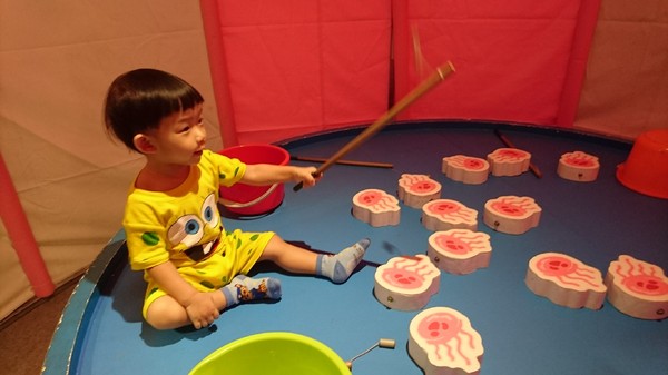 夢時代：高雄夢時代~海綿寶寶FUN暑假~鳳梨屋.蟹堡王球池.跳跳水母田.泡芙阿姨駕訓班~真是太好玩了~