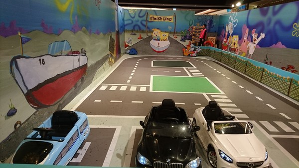 夢時代：高雄夢時代~海綿寶寶FUN暑假~鳳梨屋.蟹堡王球池.跳跳水母田.泡芙阿姨駕訓班~真是太好玩了~