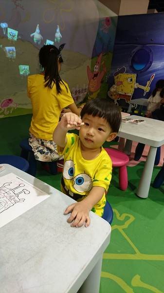 夢時代：高雄夢時代~海綿寶寶FUN暑假~鳳梨屋.蟹堡王球池.跳跳水母田.泡芙阿姨駕訓班~真是太好玩了~