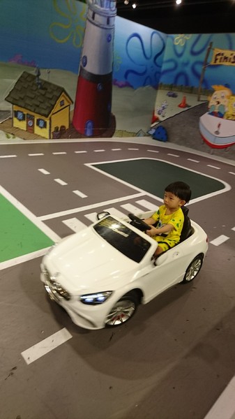 夢時代：高雄夢時代~海綿寶寶FUN暑假~鳳梨屋.蟹堡王球池.跳跳水母田.泡芙阿姨駕訓班~真是太好玩了~