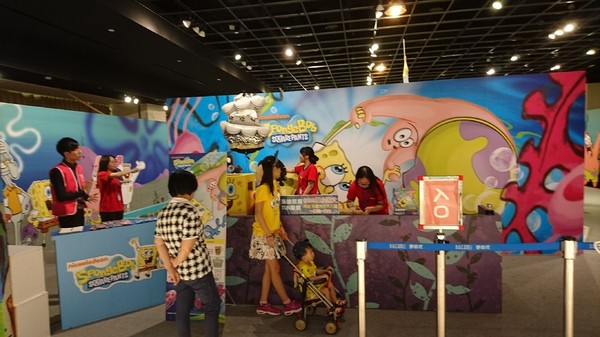 夢時代：高雄夢時代~海綿寶寶FUN暑假~鳳梨屋.蟹堡王球池.跳跳水母田.泡芙阿姨駕訓班~真是太好玩了~