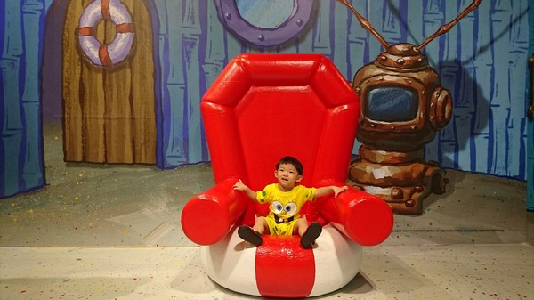 夢時代：高雄夢時代~海綿寶寶FUN暑假~鳳梨屋.蟹堡王球池.跳跳水母田.泡芙阿姨駕訓班~真是太好玩了~