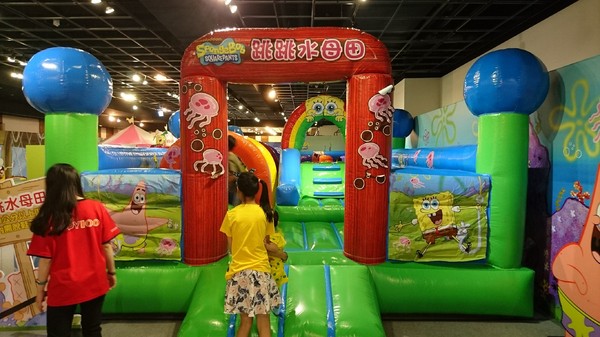 夢時代：高雄夢時代~海綿寶寶FUN暑假~鳳梨屋.蟹堡王球池.跳跳水母田.泡芙阿姨駕訓班~真是太好玩了~