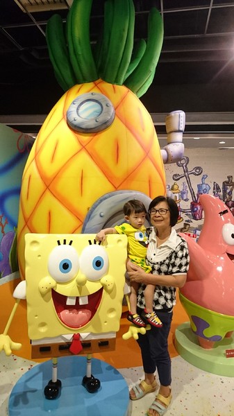 夢時代：高雄夢時代~海綿寶寶FUN暑假~鳳梨屋.蟹堡王球池.跳跳水母田.泡芙阿姨駕訓班~真是太好玩了~