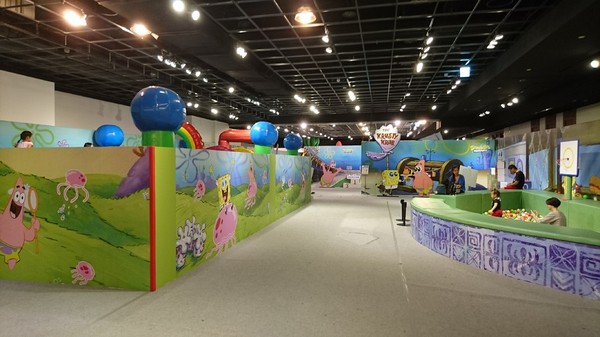 夢時代：高雄夢時代~海綿寶寶FUN暑假~鳳梨屋.蟹堡王球池.跳跳水母田.泡芙阿姨駕訓班~真是太好玩了~