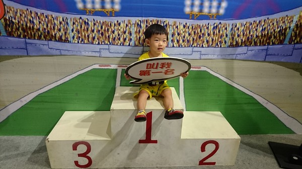 夢時代：高雄夢時代~海綿寶寶FUN暑假~鳳梨屋.蟹堡王球池.跳跳水母田.泡芙阿姨駕訓班~真是太好玩了~