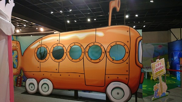 夢時代：高雄夢時代~海綿寶寶FUN暑假~鳳梨屋.蟹堡王球池.跳跳水母田.泡芙阿姨駕訓班~真是太好玩了~