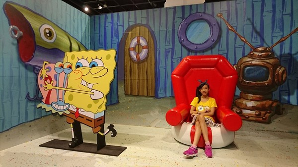 夢時代：高雄夢時代~海綿寶寶FUN暑假~鳳梨屋.蟹堡王球池.跳跳水母田.泡芙阿姨駕訓班~真是太好玩了~