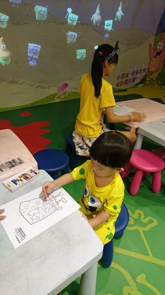 夢時代：高雄夢時代~海綿寶寶FUN暑假~鳳梨屋.蟹堡王球池.跳跳水母田.泡芙阿姨駕訓班~真是太好玩了~