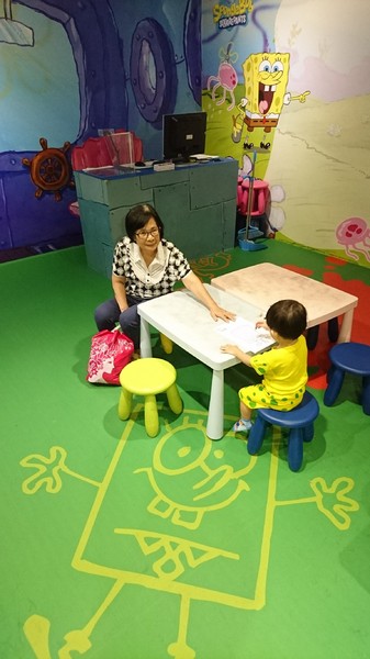 夢時代：高雄夢時代~海綿寶寶FUN暑假~鳳梨屋.蟹堡王球池.跳跳水母田.泡芙阿姨駕訓班~真是太好玩了~