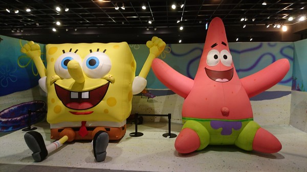 夢時代：高雄夢時代~海綿寶寶FUN暑假~鳳梨屋.蟹堡王球池.跳跳水母田.泡芙阿姨駕訓班~真是太好玩了~