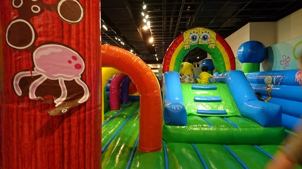 夢時代：高雄夢時代~海綿寶寶FUN暑假~鳳梨屋.蟹堡王球池.跳跳水母田.泡芙阿姨駕訓班~真是太好玩了~