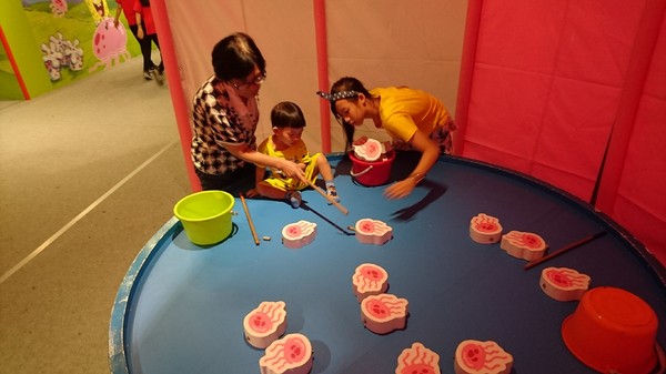 夢時代：高雄夢時代~海綿寶寶FUN暑假~鳳梨屋.蟹堡王球池.跳跳水母田.泡芙阿姨駕訓班~真是太好玩了~