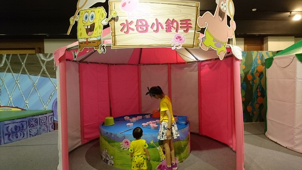 夢時代：高雄夢時代~海綿寶寶FUN暑假~鳳梨屋.蟹堡王球池.跳跳水母田.泡芙阿姨駕訓班~真是太好玩了~