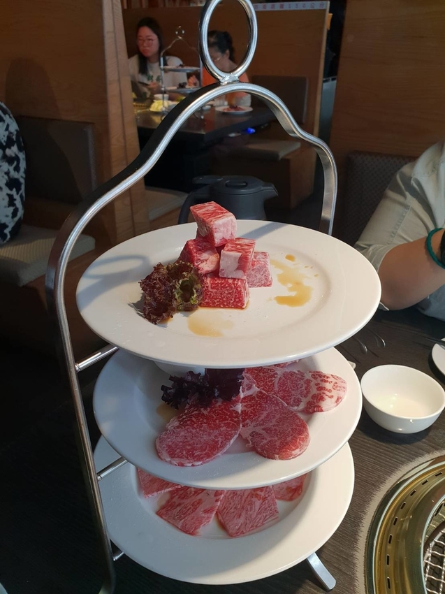 【台中.西區】屋馬燒肉園邸店。$2980宮崎牛和牛套餐