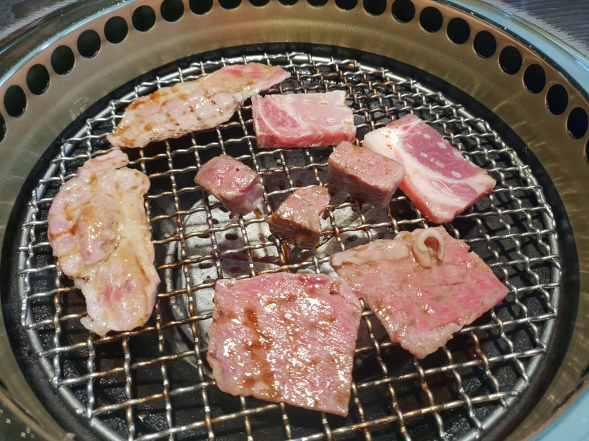 【台中.西區】屋馬燒肉園邸店。$2980宮崎牛和牛套餐