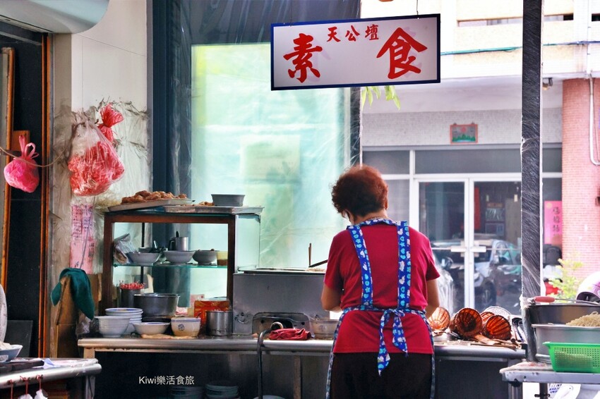 彰化縣彰化市彰化市美食天公壇素食麵｜自家炸菜包、豆皮、白豆腐超好吃！素食麵、綜合湯銅板小吃有找！