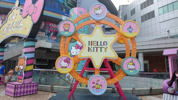 漢神巨蛋購物廣場：高雄漢神巨蛋~粉紅可愛教主Kitty正式登場~各式各樣粉嫩場景~太夢幻太甜蜜太好拍啦~