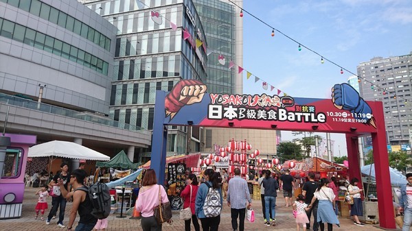 漢神巨蛋購物廣場：高雄漢神巨蛋~粉紅可愛教主Kitty正式登場~各式各樣粉嫩場景~太夢幻太甜蜜太好拍啦~