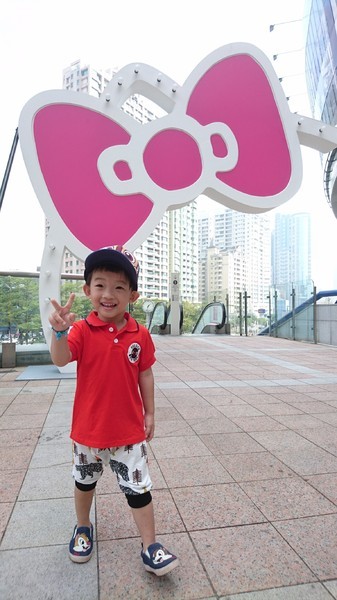 漢神巨蛋購物廣場：高雄漢神巨蛋~粉紅可愛教主Kitty正式登場~各式各樣粉嫩場景~太夢幻太甜蜜太好拍啦~