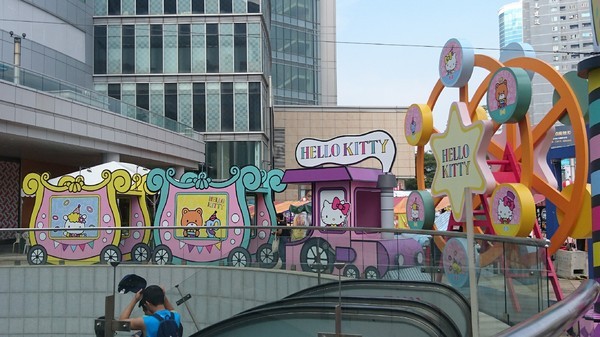 漢神巨蛋購物廣場：高雄漢神巨蛋~粉紅可愛教主Kitty正式登場~各式各樣粉嫩場景~太夢幻太甜蜜太好拍啦~