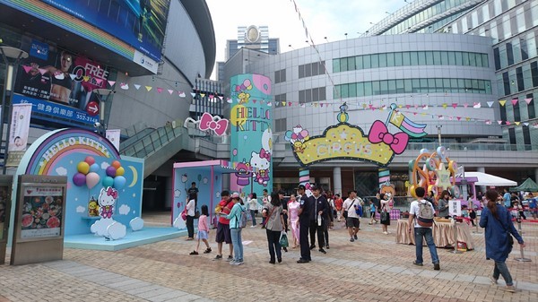 漢神巨蛋購物廣場：高雄漢神巨蛋~粉紅可愛教主Kitty正式登場~各式各樣粉嫩場景~太夢幻太甜蜜太好拍啦~