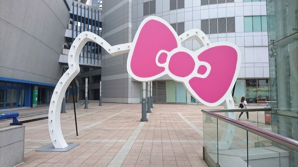 漢神巨蛋購物廣場：高雄漢神巨蛋~粉紅可愛教主Kitty正式登場~各式各樣粉嫩場景~太夢幻太甜蜜太好拍啦~