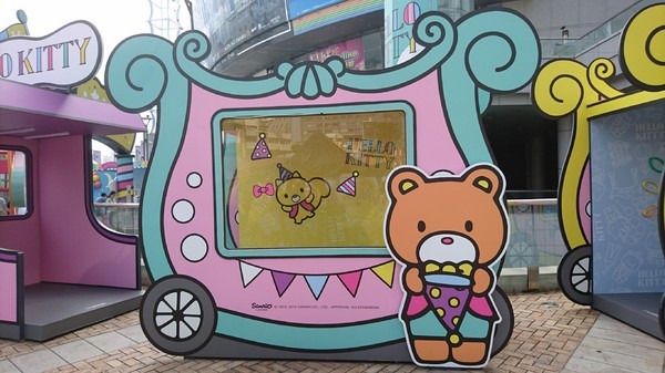 漢神巨蛋購物廣場：高雄漢神巨蛋~粉紅可愛教主Kitty正式登場~各式各樣粉嫩場景~太夢幻太甜蜜太好拍啦~