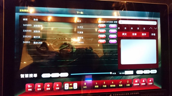 漢神巨蛋(WANKO巨蛋店)：高雄漢神巨蛋~COCOBAR 電話亭KTV~跟著潮流唱歌趣~我要當歌手~獨立空間銅板價格~超夯新鮮事~