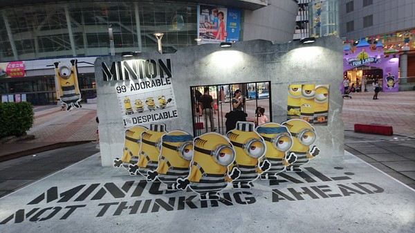 漢神巨蛋百貨(Great egg)：高雄漢神巨蛋~黃色風暴來襲~超萌小小兵入侵高雄~可愛場景讓你拍到不要不要呦~