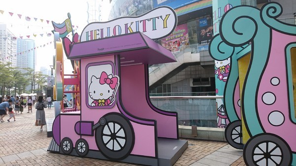 漢神巨蛋購物廣場：高雄漢神巨蛋~粉紅可愛教主Kitty正式登場~各式各樣粉嫩場景~太夢幻太甜蜜太好拍啦~