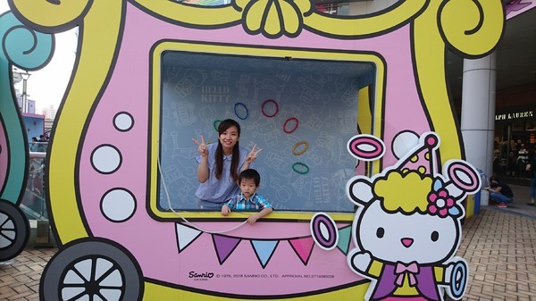 漢神巨蛋購物廣場：高雄漢神巨蛋~粉紅可愛教主Kitty正式登場~各式各樣粉嫩場景~太夢幻太甜蜜太好拍啦~