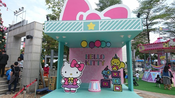 漢神巨蛋購物廣場：高雄漢神巨蛋~粉紅可愛教主Kitty正式登場~各式各樣粉嫩場景~太夢幻太甜蜜太好拍啦~