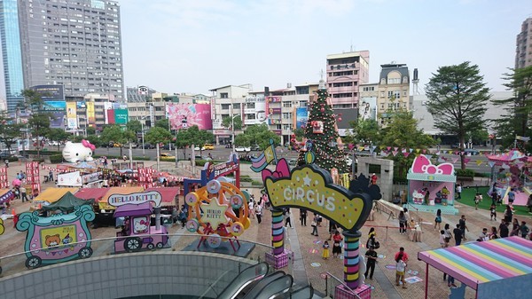 漢神巨蛋購物廣場：高雄漢神巨蛋~粉紅可愛教主Kitty正式登場~各式各樣粉嫩場景~太夢幻太甜蜜太好拍啦~