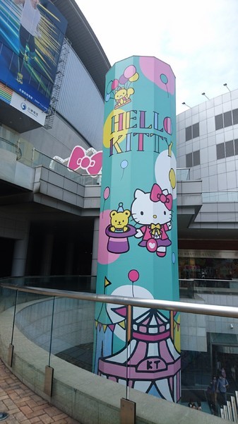 漢神巨蛋購物廣場：高雄漢神巨蛋~粉紅可愛教主Kitty正式登場~各式各樣粉嫩場景~太夢幻太甜蜜太好拍啦~
